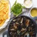 Mejillones con papas fritas estilo Belga