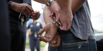 Detienen a hombre por faltas administrativas en el norte de la ciudad