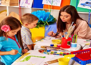 Día de la Educadora: labor esencial en el inicio de la educación