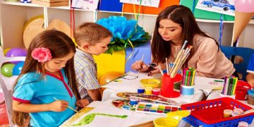 Día de la Educadora: labor esencial en el inicio de la educación