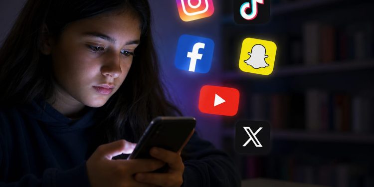 Propuesta para regular redes sociales y limitar su uso a menores genera debate en México