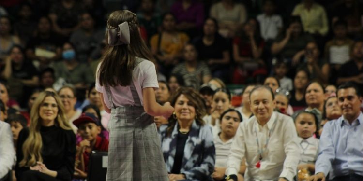 Estudiantes de primaria reciben becas Sonora de Oportunidades en Hermosillo