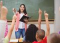 Maestros enfrentan desgaste laboral y falta de apoyo, advierte especialista en educación