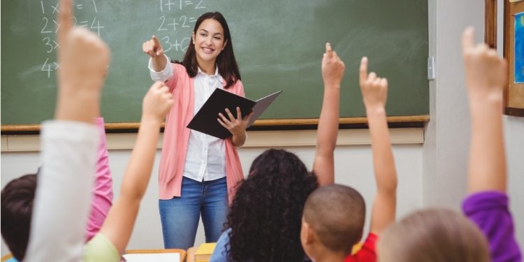Maestros enfrentan desgaste laboral y falta de apoyo, advierte especialista en educación