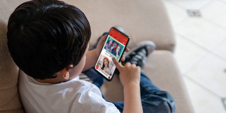 El enemigo en la mano de niños y jóvenes. El celular transforma sus cerebros con el permiso de padres y tutores