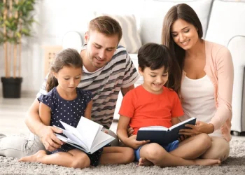 Entre libros y sonrisas: la lectura en familia fortalece la unión y el aprendizaje