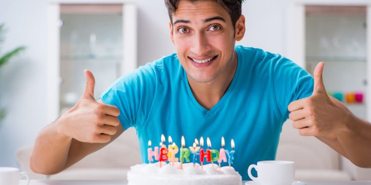 Cumpleaños feliz… el origen de festejo, el pastel y las velitas
