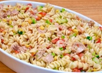 Pasta fría con atún, elote y aderezo cremoso de limón