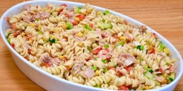 Pasta fría con atún, elote y aderezo cremoso de limón