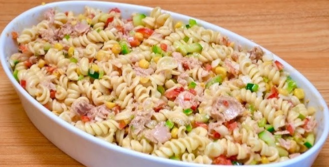 Pasta fría con atún, elote y aderezo cremoso de limón