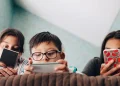El enemigo en la mano de niños y jóvenes