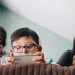 El enemigo en la mano de niños y jóvenes