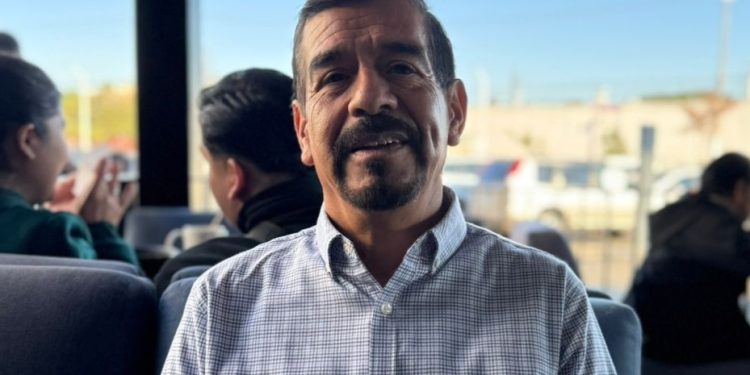 Maestro Julio Hernández Román celebra 49 años de servicio a la educación