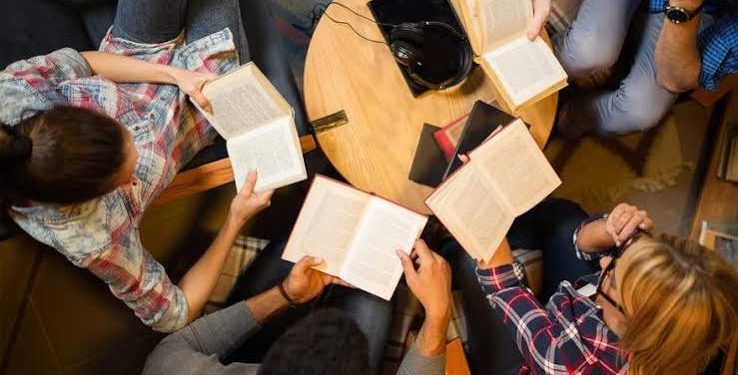 Juan Carlos Puebla recomienda tres novelas para descubrir otras épocas y reflexionar sobre el presente
