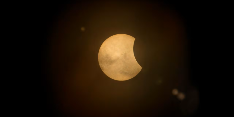 Eclipse lunar ilumina el cielo de Sonora
