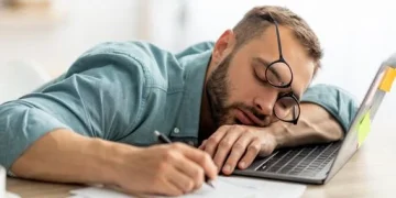 Vivir cansados se volvió normal: ¿en qué momento dejamos de darnos permiso para parar?