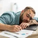 Vivir cansados se volvió normal: ¿en qué momento dejamos de darnos permiso para parar?