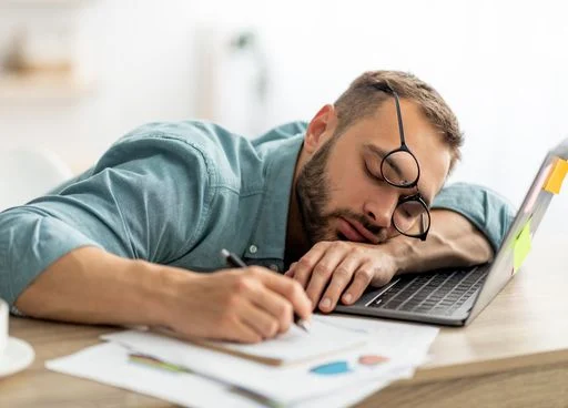 Vivir cansados se volvió normal: ¿en qué momento dejamos de darnos permiso para parar?