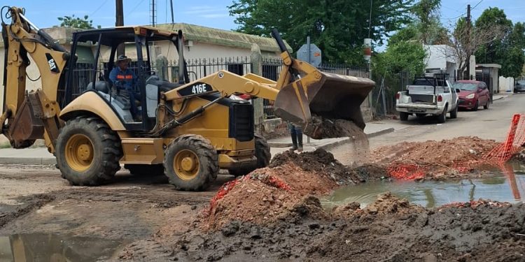 Avanza rehabilitación de colector sanitario en la colonia Sahuaro