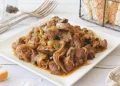 Hígados de pollo encebollados