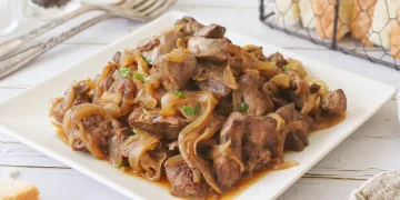 Hígados de pollo encebollados