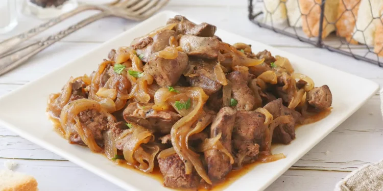 Hígados de pollo encebollados