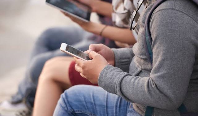 ¿Por qué cada vez más personas buscan desconectarse de las redes sociales?