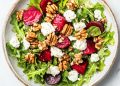 Ensalada de betabel con queso de cabra y nueces