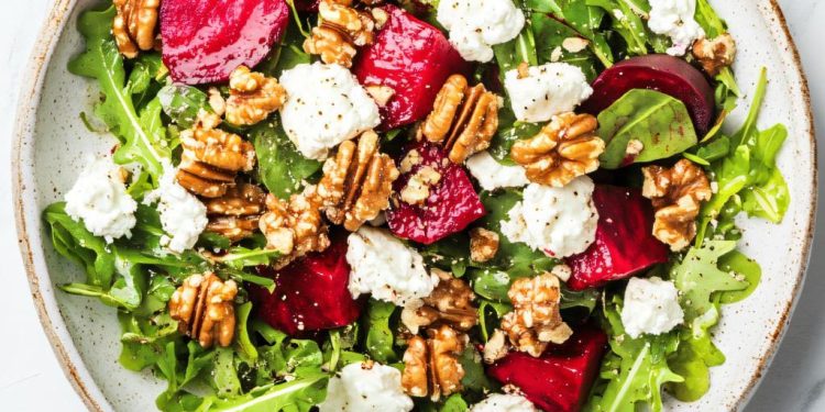 Ensalada de betabel con queso de cabra y nueces