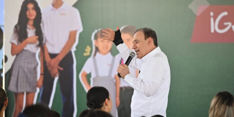Supervisan entrega de uniformes y calzado escolar gratuito en Hermosillo