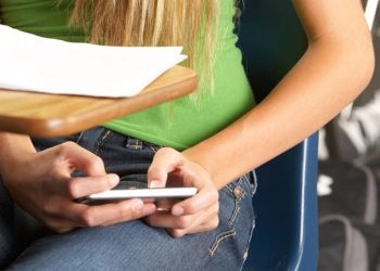 El celular vuelve a las aulas: entre la herramienta y la distracción