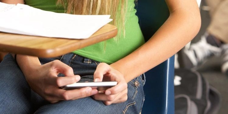 El celular vuelve a las aulas: entre la herramienta y la distracción
