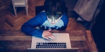 Tecnología sin supervisión: las señales de alerta que padres deben identificar