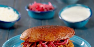 Pambazos yucatecos de cochinita pibil