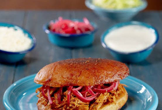 Pambazos yucatecos de cochinita pibil