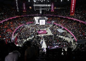Fortalece Durazo apoyo a estudiantes con becas, uniformes y mejores escuelas