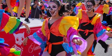 Catrinas, música y sátira: la Unison celebra 25 años de su tradicional procesión de Día de Muertos