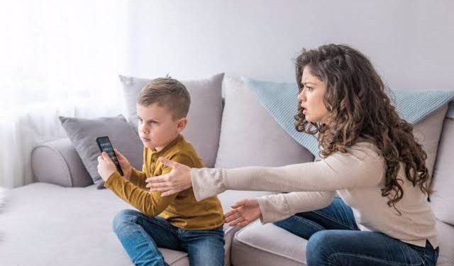 Adicciones en la infancia: la prevención comienza en casa y en la escuela